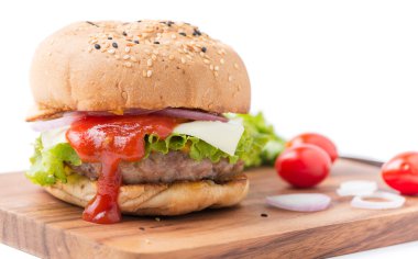 Sığır eti Hamburger, taze sebze ile ev yapımı hamburger 