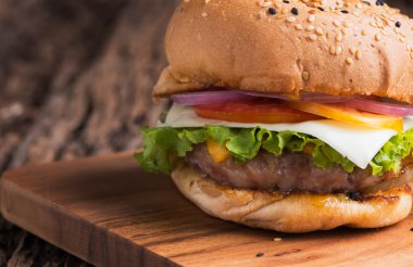Sığır eti Hamburger, taze sebze ile ev yapımı hamburger