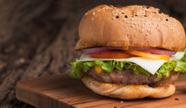 Sığır eti Hamburger, taze sebze ile ev yapımı hamburger