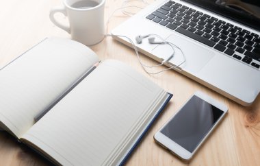 boş defter ile smartphone ve dizüstü 