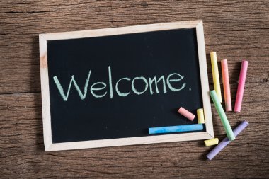 hoş geldiniz-yeşil tebeşir metin bir vintage kayrak kara tahta üzerinde