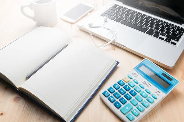 Üres jegyzetfüzet, számológép és laptop — Stock Fotó