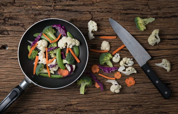 Mezclar verduras frescas en la sartén — Foto de Stock