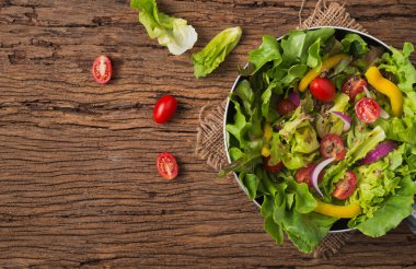 eski ahşap zemin üzerine taze sebze salatası