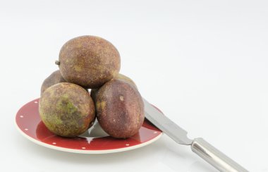 Beyaz arka plan üzerinde Passion fruit yarısı