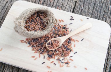 Yasemin kahverengi pirinç kaşığı üzerinde