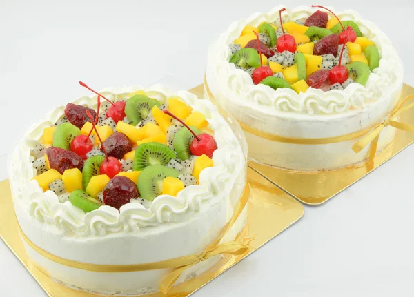 Gâteau aux fruits crème fraîche sur fond blanc — Photo