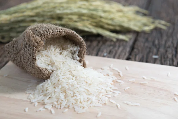 Arroz de jazmín en placa de madera — Foto de Stock