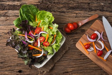 Taze bitki salatası