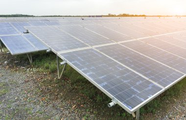 Yenilenebilir güneş enerjisi kullanan enerji santrali