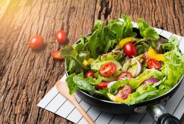 taze sebze veya organik sebze salatası 