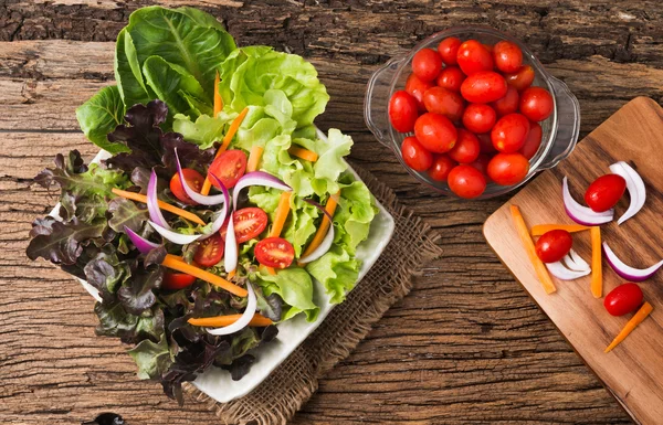 Salat aus roter Eiche und grüner Eiche. — Stockfoto