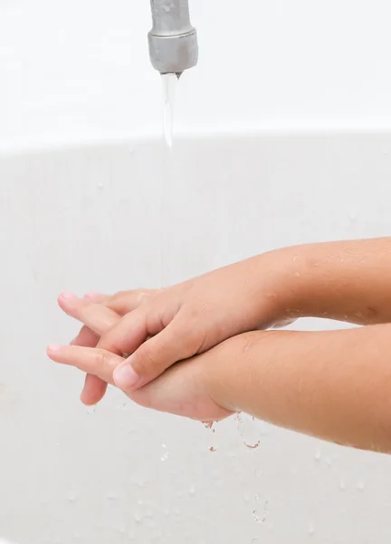 Lavando manos de niño — Foto de Stock