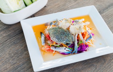 Mavi Yengeç ile papaya salatası