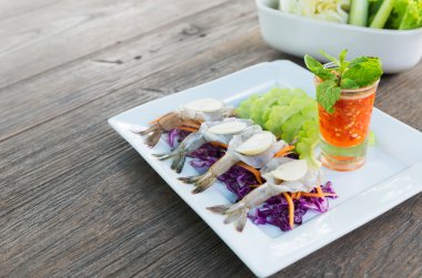 Baharatlı balık soslu taze çiğ karides 