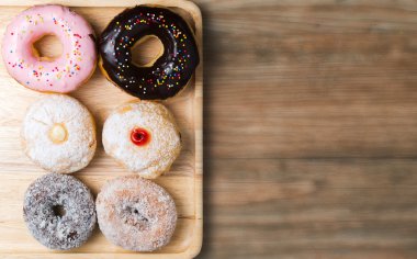 çörek ahşap plaka üzerinde 