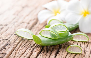 Aloe Vera ahşap üzerine dilimlenmiş 