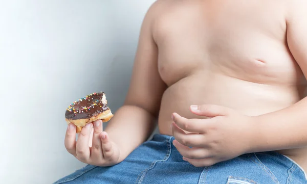 Donut en obeso gordito chico — Foto de Stock