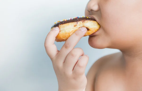 Obeso gordito chico comer donut — Foto de Stock