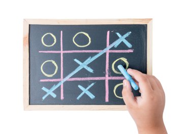 siyah bir tebeşir üzerinde tik tac toe bir oyun çizim çocuk el 