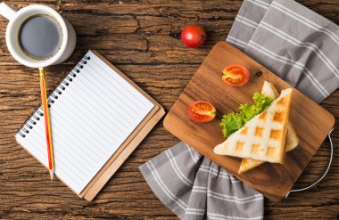 boş dizüstü bilgisayar ile sandviç ve kahve 