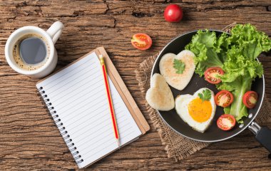 sahanda yumurta ve ekmek bir kalp ve taze sebze şeklinde