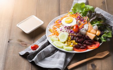 beyaz ahşap arka plan taze karışım salata