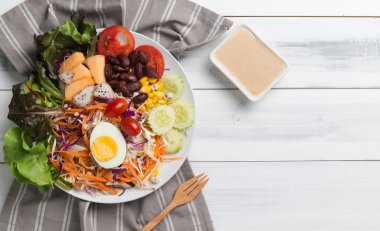 beyaz ahşap arka plan taze karışım salata