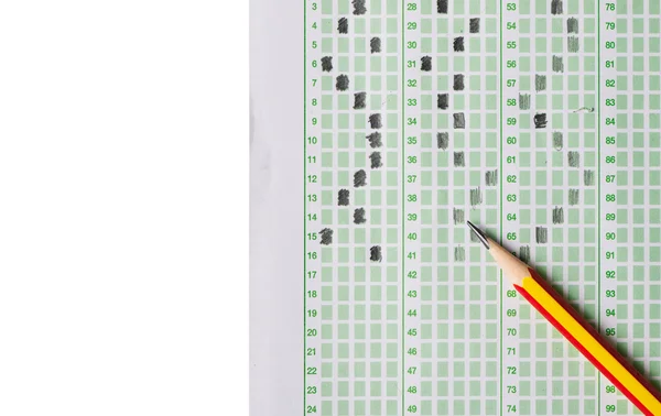 Crayon sur feuille de test d'examen — Photo