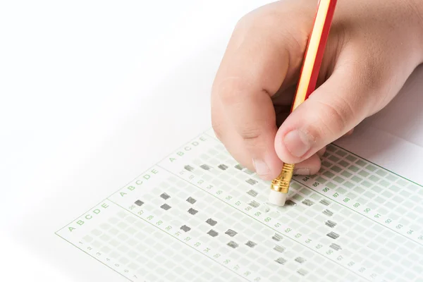 Hand den Antworttest bei der Prüfung löschen — Stockfoto