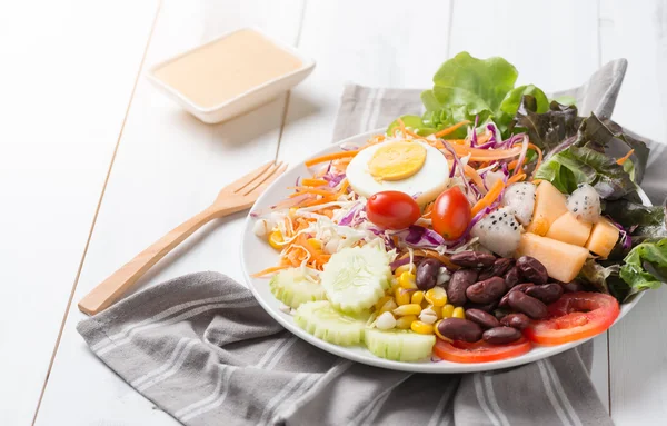 Frische Mischung Salat auf weißem Holz Hintergrund — Stockfoto