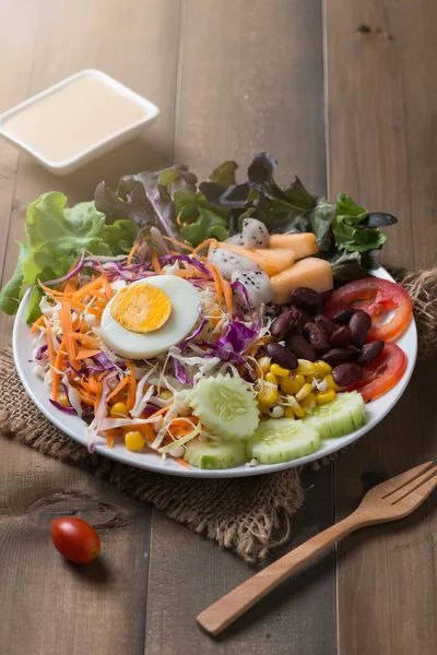 Salada mistura fresca no fundo de madeira branca — Fotografia de Stock
