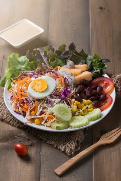 Frische Mischung Salat auf weißem Holz Hintergrund — Stockfoto