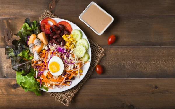 Frische Mischung Salat auf weißem Holz Hintergrund — Stockfoto