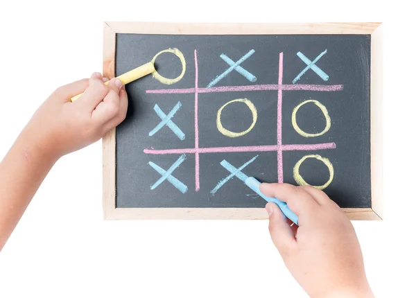 Junge und Mädchen Hand zeichnen ein Spiel von Tic Tac Toe — Stockfoto