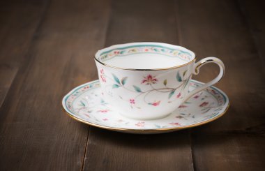 Beyaz fincan kahve ahşap arka plan üzerinde