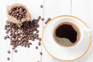 Bir fincan kahvenin üst görüntüsü.