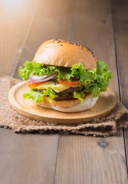 Ahşap palte ve ahşap arka plan lezzetli hamburger