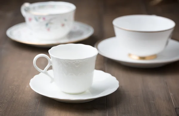 Witte kopje koffie op hout achtergrond — Stockfoto