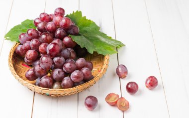 bambu sepet taze üzüm.