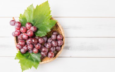 bambu sepet taze üzüm.