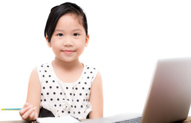 sevimli öğrenci kız dizüstü bilgisayar ile ödev yazma