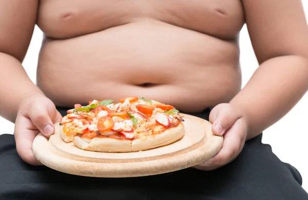 Pizza in piatto di legno con obeso grasso ragazzo sfondo — Foto Stock