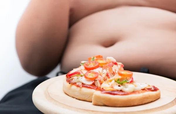Pizza obez şişman çocuk arka plan ile ahşap plaka — Stok fotoğraf