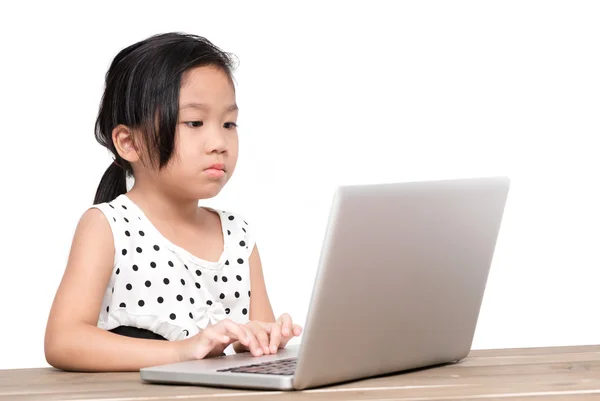 Menina estudante bonito com computador portátil na mesa — Fotografia de Stock