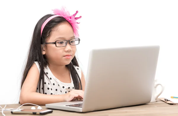 Menina estudante bonito com computador portátil na mesa — Fotografia de Stock