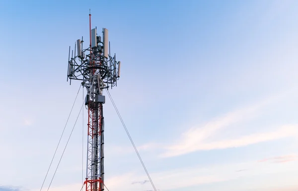 Torre de telefone celular no céu à noite — Fotografia de Stock