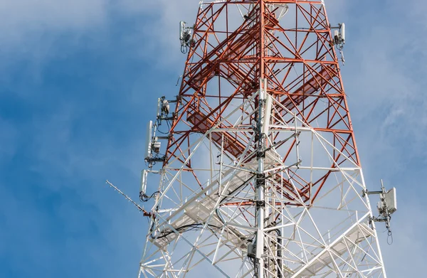 Torre de antena de comunicação com céu azul — Fotografia de Stock