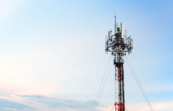 Tower mobiltelefon på kvällshimlen — Stockfoto