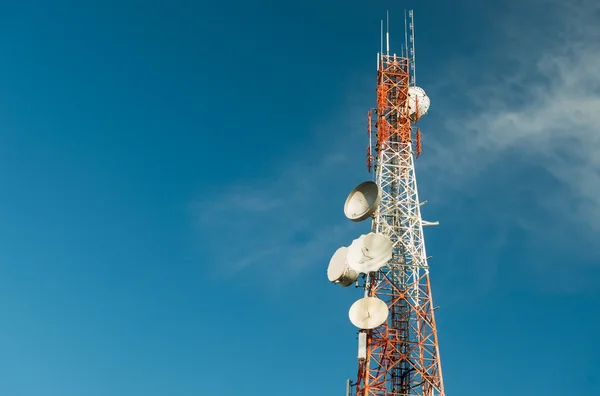 Torre de telefone celular no céu à noite — Fotografia de Stock